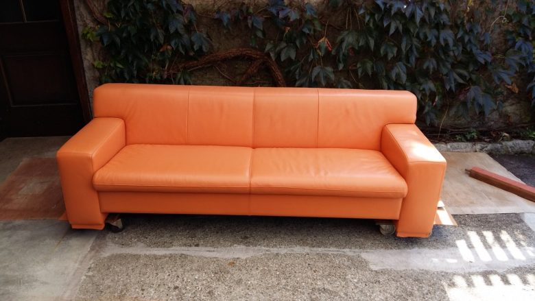 die Couch hat wieder einen gleichmäßigen Farbton