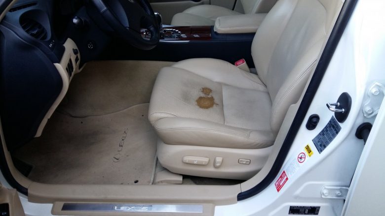 ein Fleck in einem Lexus Ledersitz