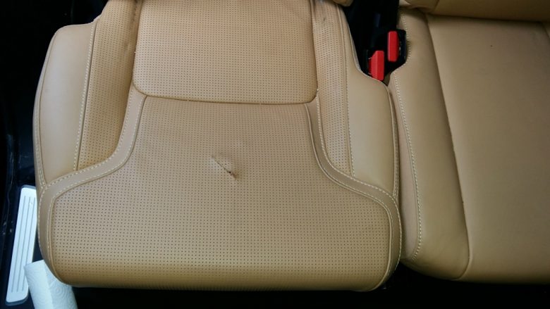 ein Riss im Sitz eines Volvo XC 90