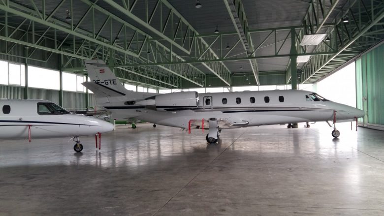 Privatjet parkt im Hangar