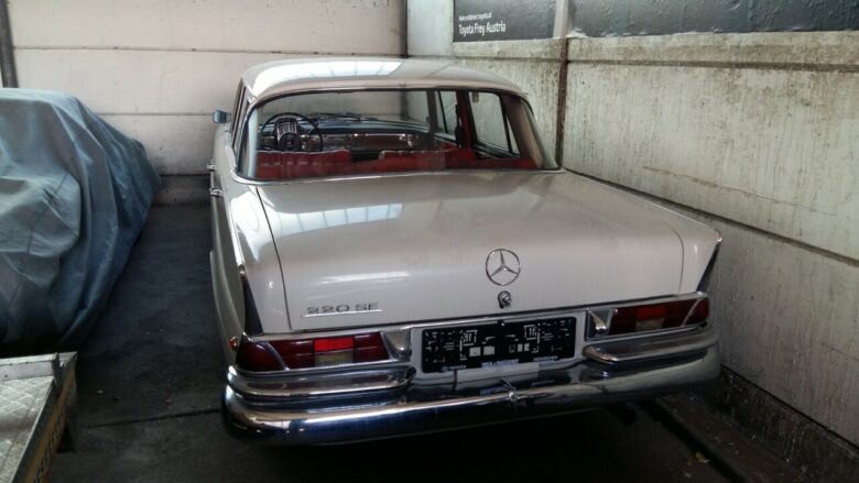 ein alter Mercedes 220 SE